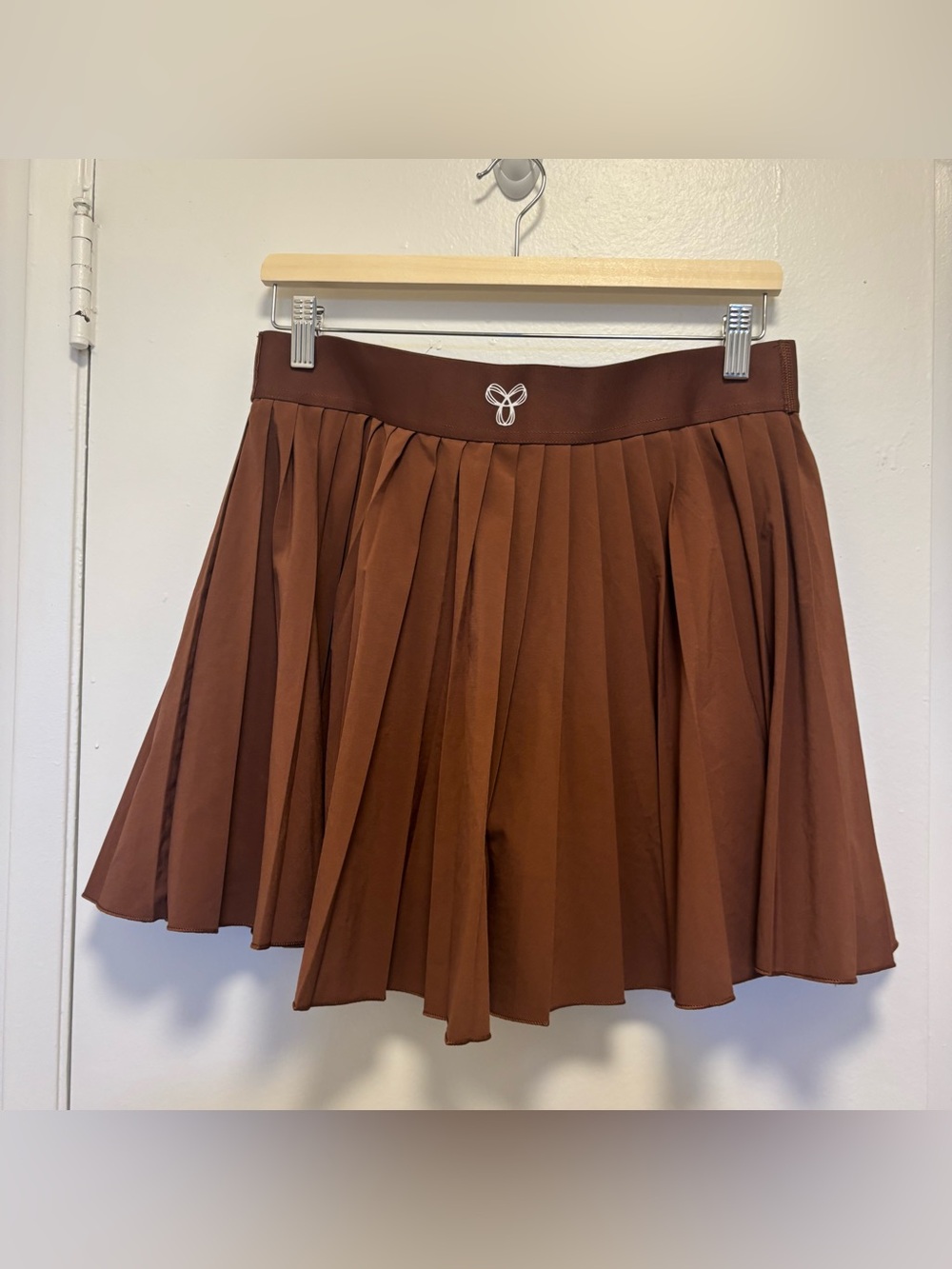 Aritzia Tnaction Pleated Active Mini Skirt in Warm Brown Size L - Picture 2 of 4